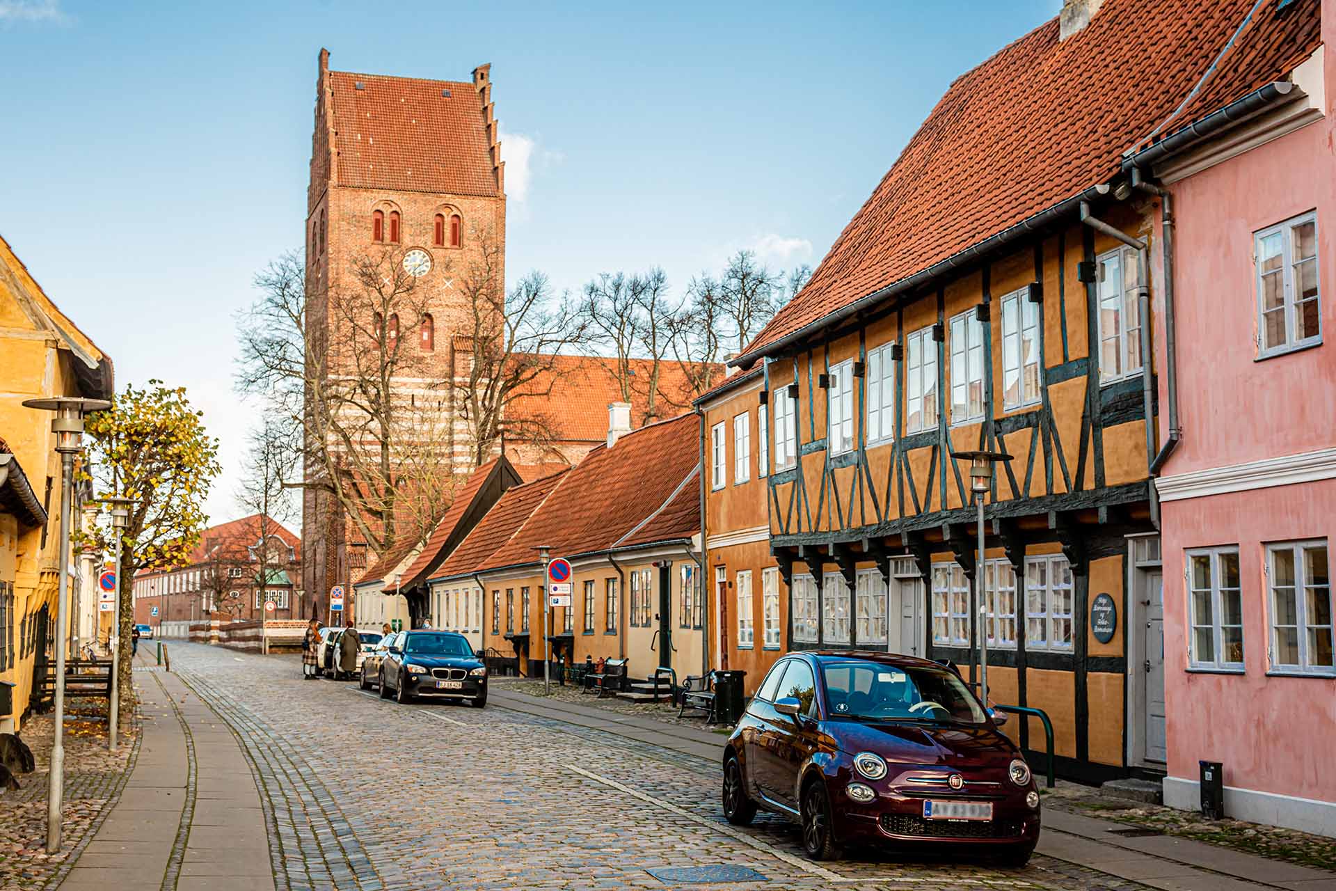 Straße bei Abendsonne mit Blick auf eine Kirche