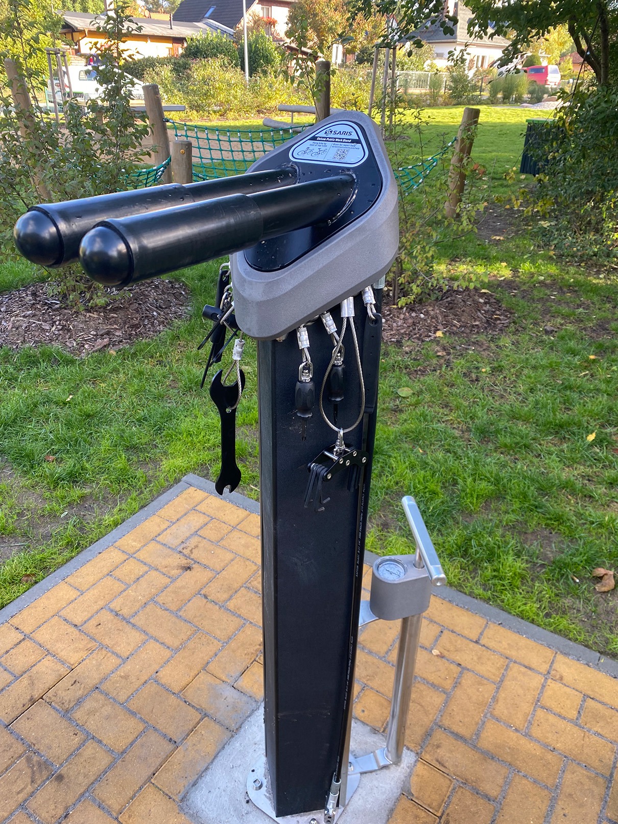 Schwarze Reparaturstation mit verschiedenen Werkzeugen für Fahrräder