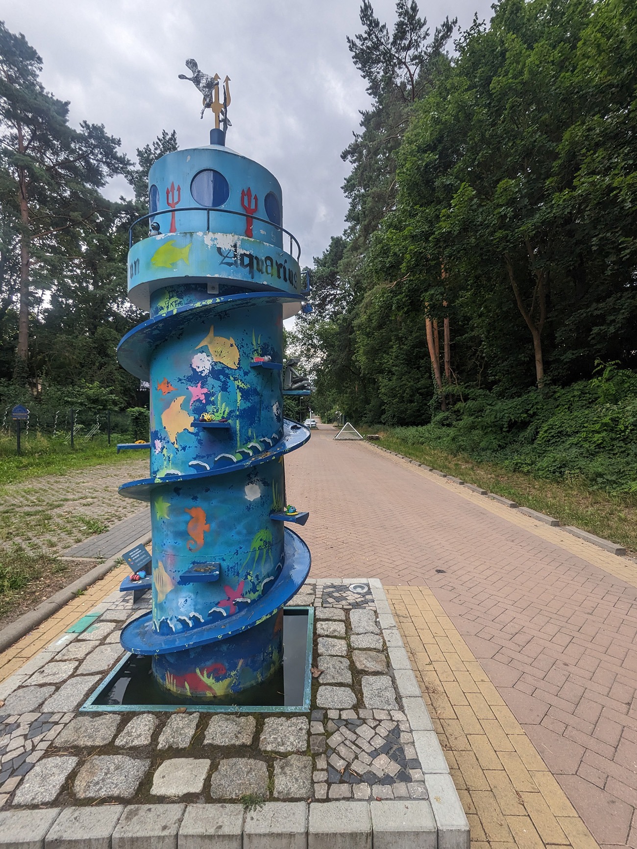 Blaue Skulptur mit Meerestieren bemalt