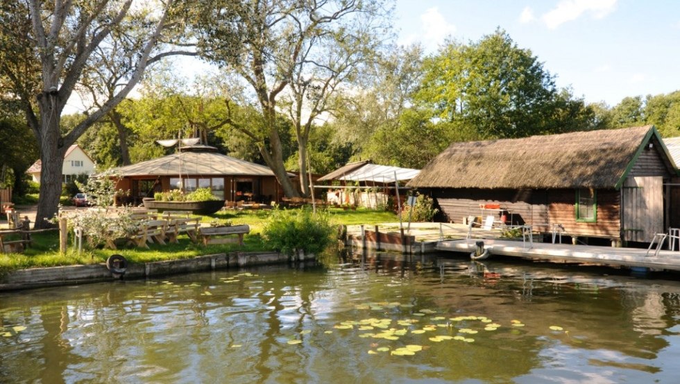 Der Fischerhof am Wasser an einem sonnigen Tag