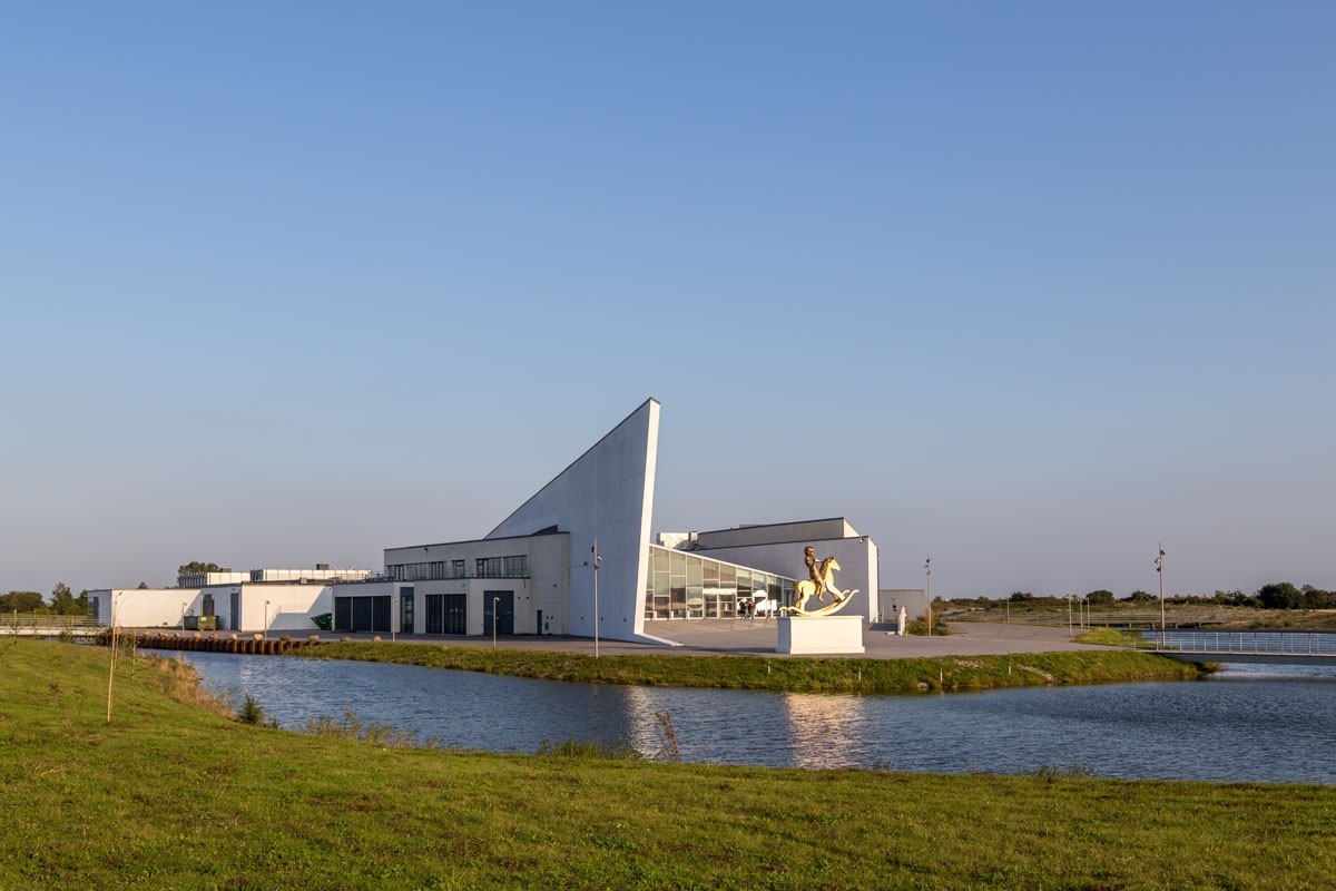 Außenansicht am Wasser des ARKEN Museums für moderne Kunst